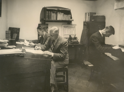 222500 Afbeelding van enkele medewerkers van Boekhandel Kemink & Zoon's en N.V. A. Oosthoek's Uitgevers Maatschappij ...